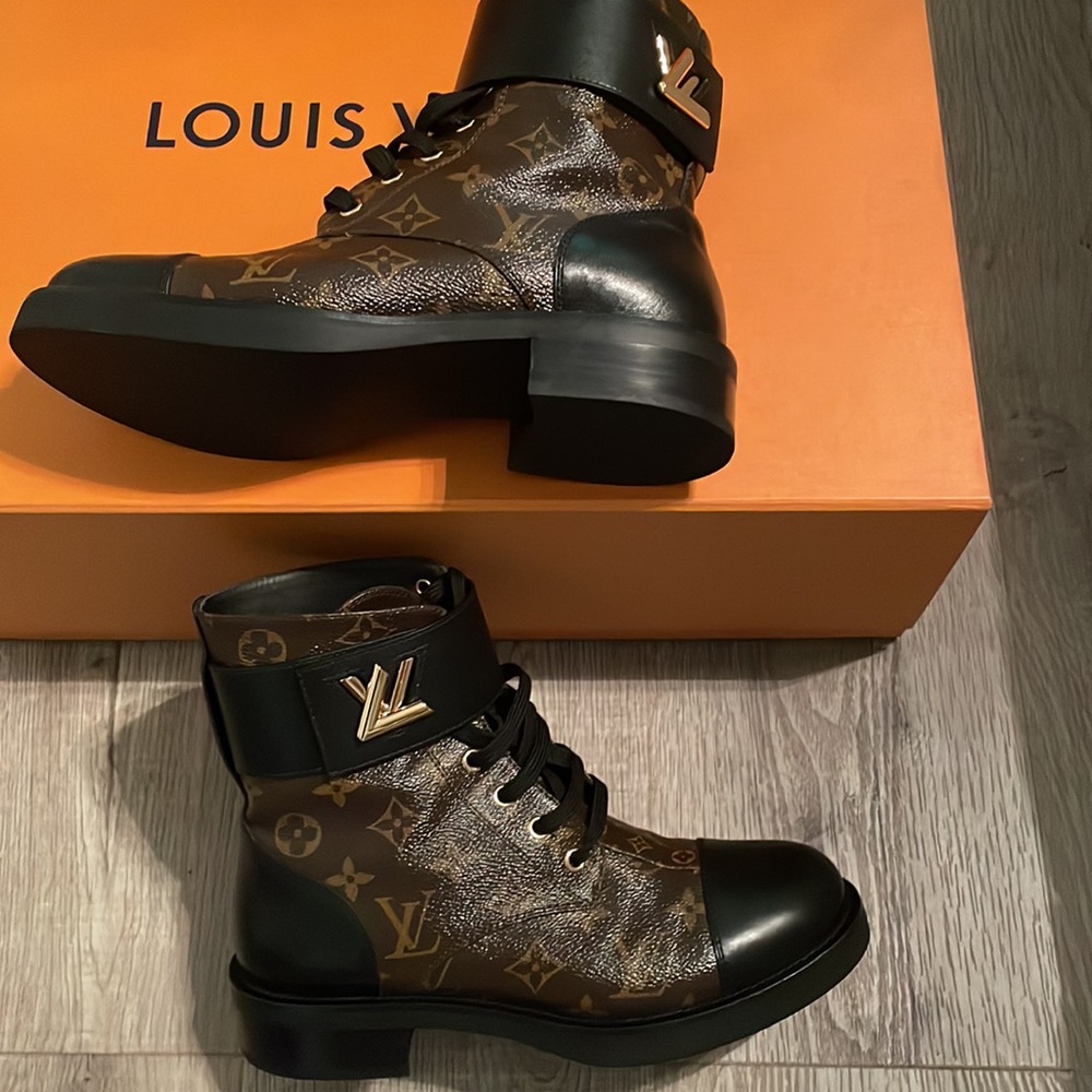 LOUIS  VUITTON leather booties
